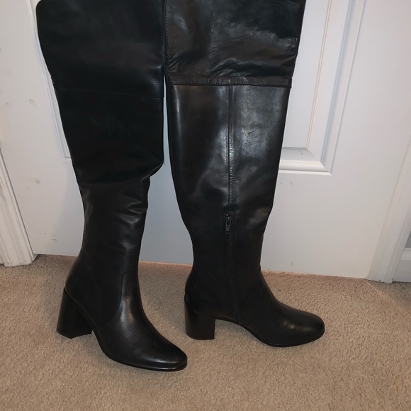 NEW, NEVER BEEN WORN FRYE BLACK BOOTS - Picture 6 of 8